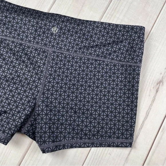 Lululemon Boogie Micro Shorts Women’s 10 Diamond Geometric Print Baddie Low Rise - Picture 6 of 12